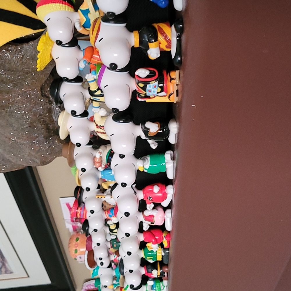 Vintage 1998 Mcdonald Happy Meal  Snoopy World tour toy collection  28 piece